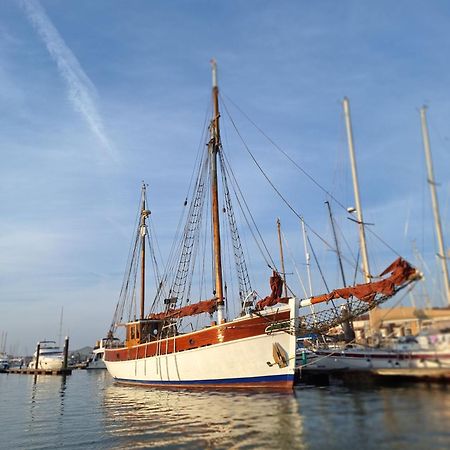 Historic Wooden Ship 'Ursula' East Cowes Exterior foto