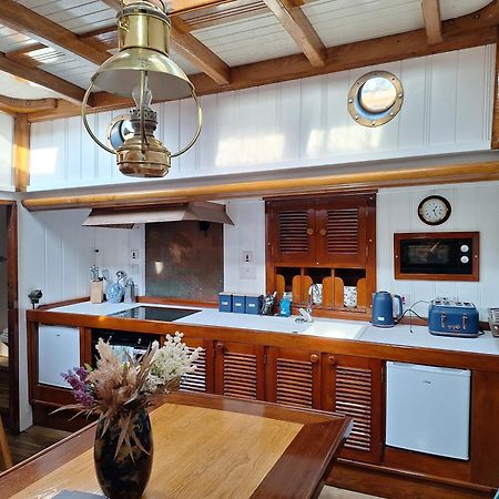 Historic Wooden Ship 'Ursula' East Cowes Exterior foto