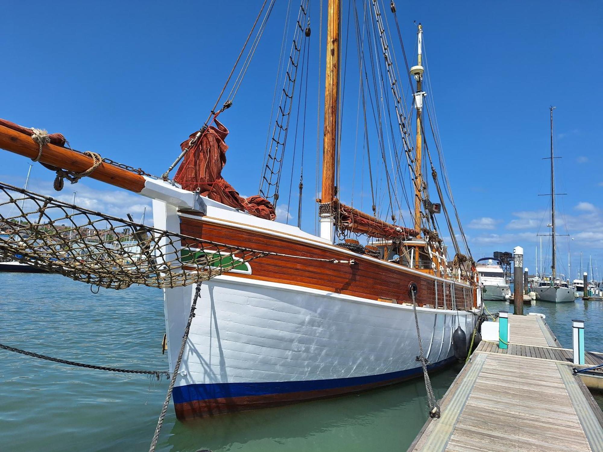 Historic Wooden Ship 'Ursula' East Cowes Exterior foto