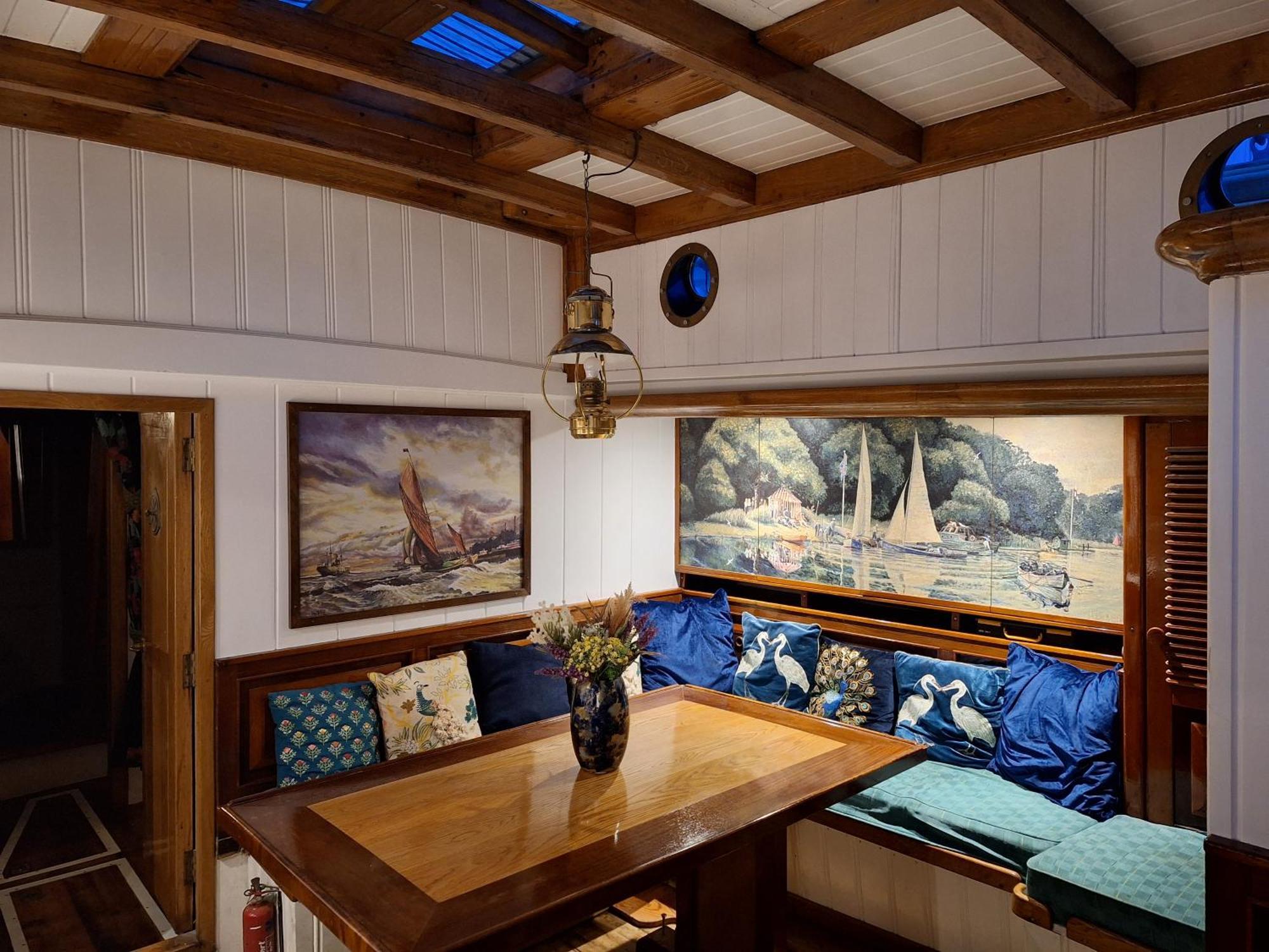 Historic Wooden Ship 'Ursula' East Cowes Exterior foto